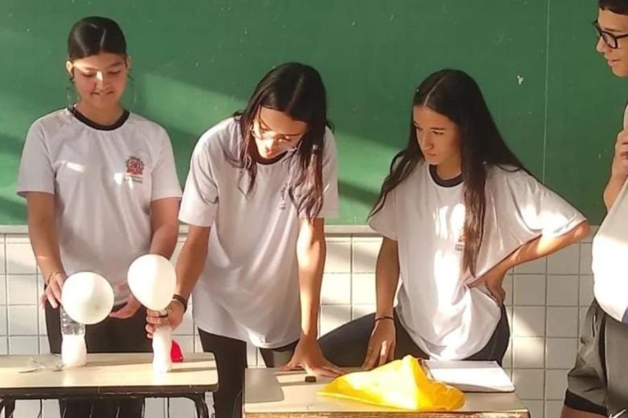 Alunos ensinam pais a lançarem foguetes em Feira de Ciências, Arte e Tecnologia na quinta-feira