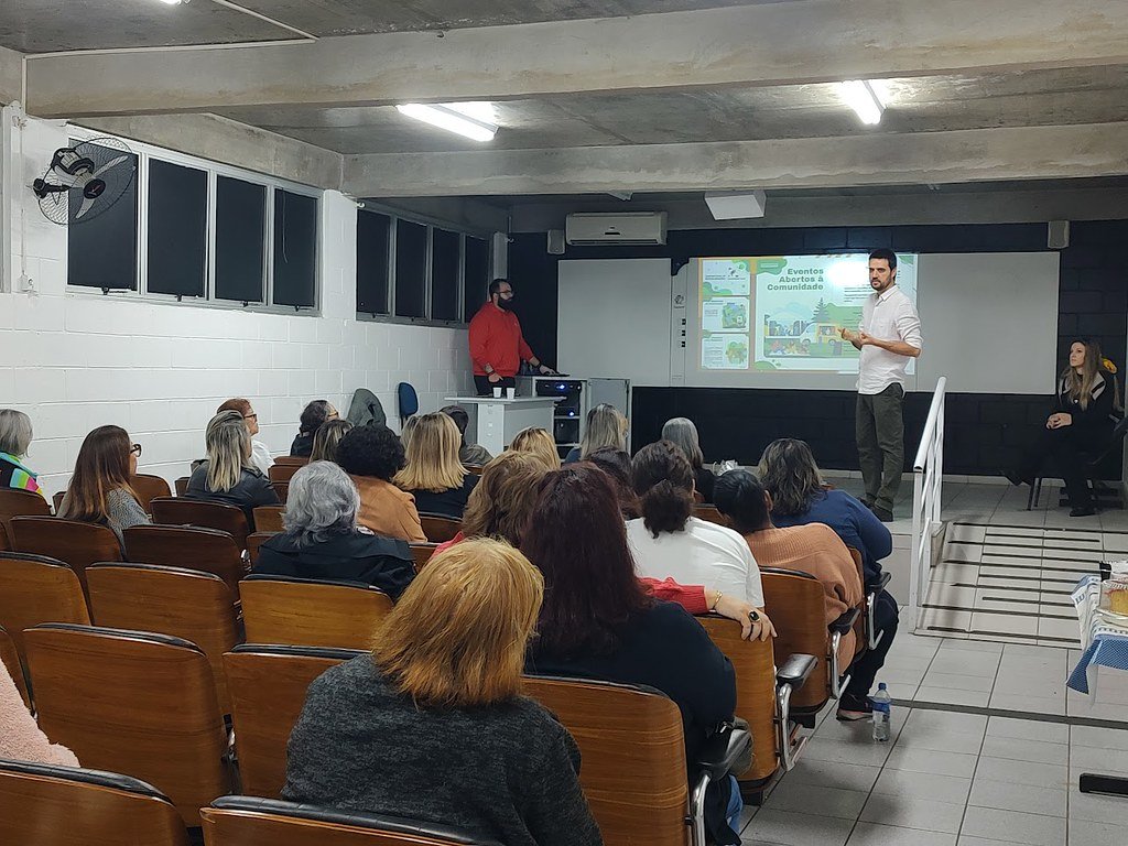 Guarujá recicla 220 litros de óleo e incentiva programa ambiental nas escolas